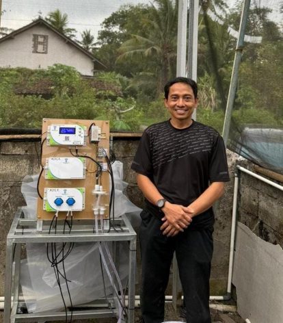 Prof. Ir. Anton Yudhana, Ph.D., berpose di samping prototipe sistem irigasi berbasis Internet of Things (IoT) hasil risetnya, yang dirancang untuk membantu petani mengelola air secara efisien dan presisi.